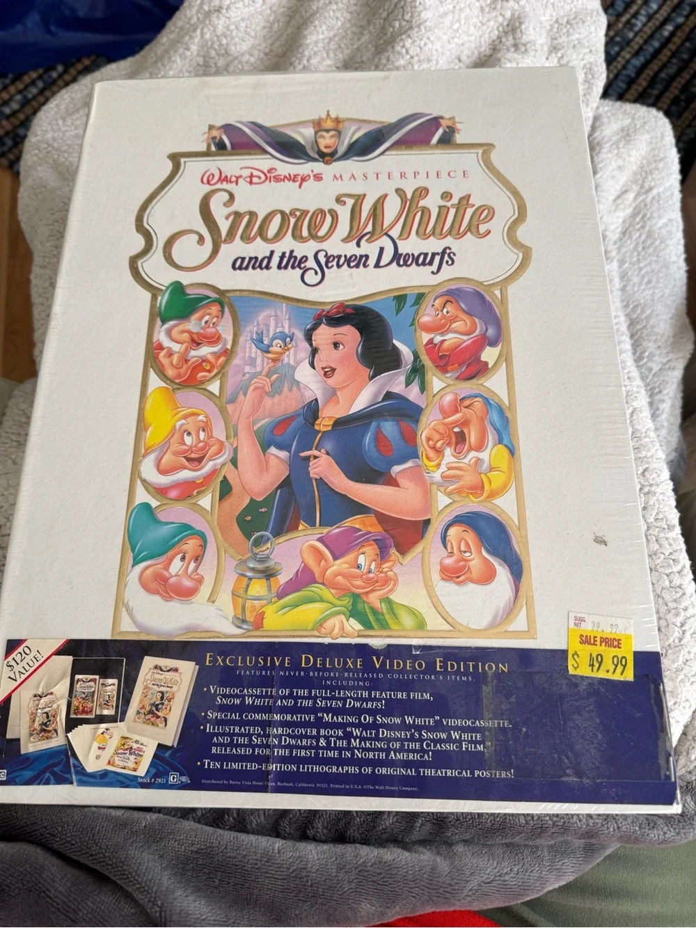 Walt Disney Snow White and the Seven Dwarfs Deluxe Video Edition - White